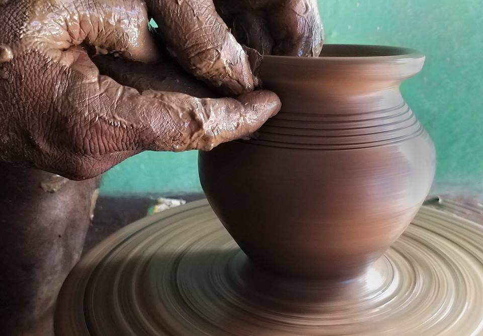 pottery workshop, pollachi, pollachi papyrus, travel blog, sethumadai, iyal farms, koodam workshop, learn while travel, responsible tourism,, firing, kiln, traditional pottery, clay, clay making, moulding, lamps, pots, wheel pottery, pottery classes, eco tourism, potter