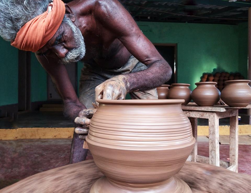 pottery workshop, pollachi, pollachi papyrus, travel blog, sethumadai, iyal farms, koodam workshop, learn while travel, responsible tourism,, firing, kiln, traditional pottery, clay, clay making, moulding, lamps, pots, wheel pottery, pottery classes, eco tourism, potter