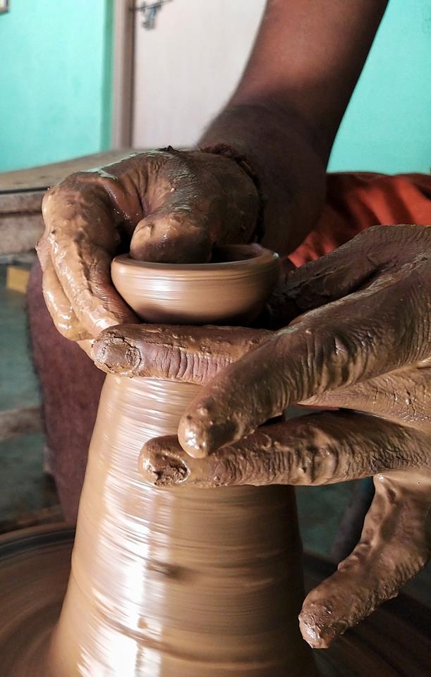 pottery workshop, pollachi, pollachi papyrus, travel blog, sethumadai, iyal farms, koodam workshop, learn while travel, responsible tourism,, firing, kiln, traditional pottery, clay, clay making, moulding, lamps, pots, wheel pottery, pottery classes, eco tourism, potter